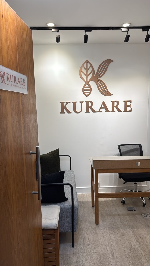 Recepção e espaço de acolhimento com o logotipo KURARE em relevo na parede